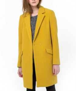 manteau jaune 250x300 - Une couleur : le jaune moutarde