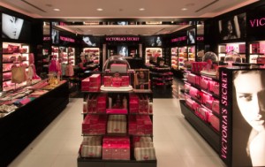 victoriassecret aruba 300x189 - Le premier magasin Victorias's Secret en France